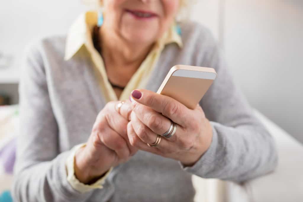 Tastenhandy oder Smartphone – was lohnt sich wann? Seniorenhandy
